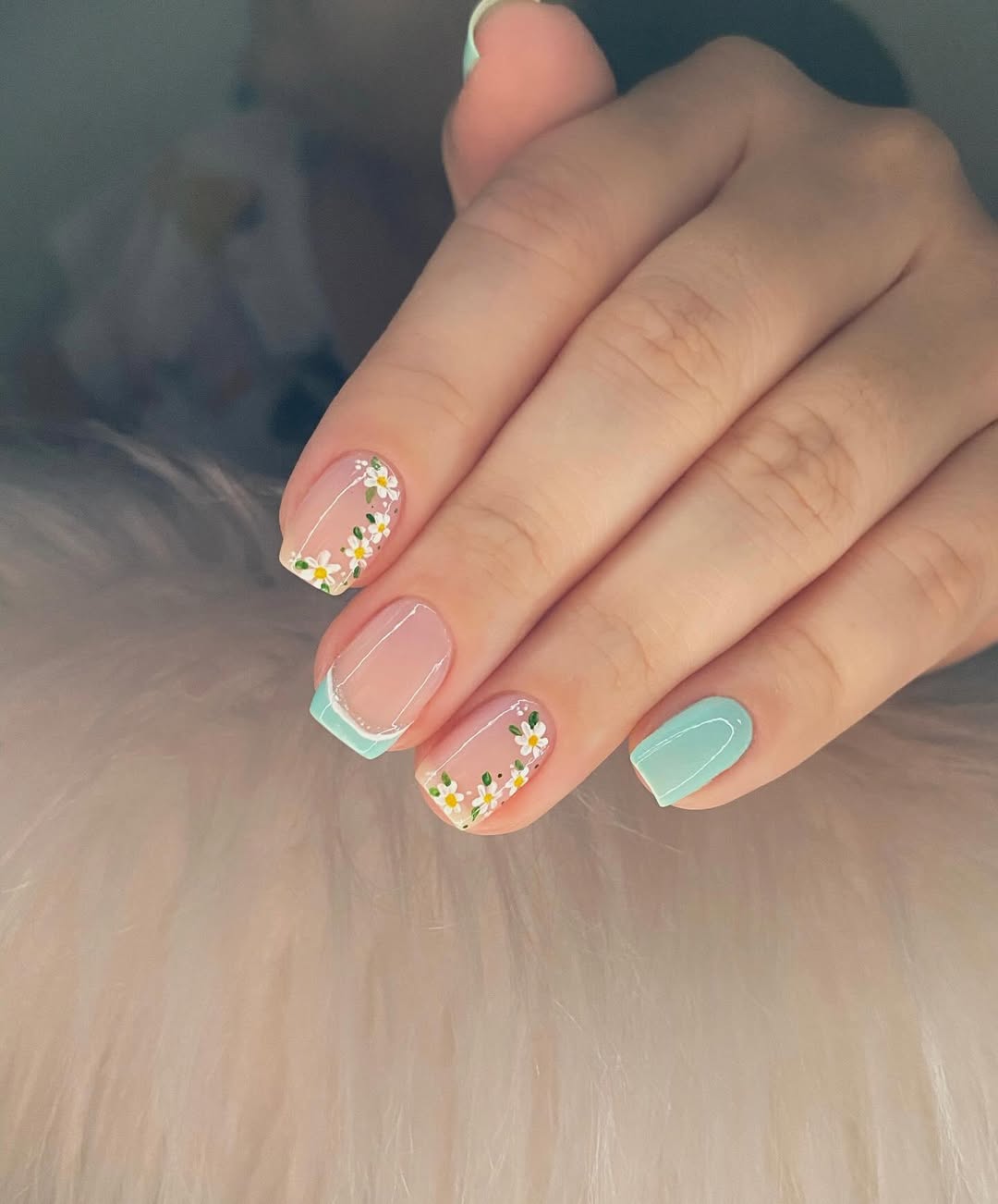 mint-green-floral-nail-styles featuring-daisies-and-green-leaves.
