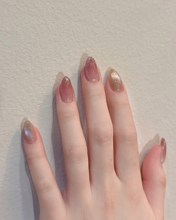 Glossy-gradient-nails-in-pink-and-metallic-brown-with-shimmer-accents.__.jpg