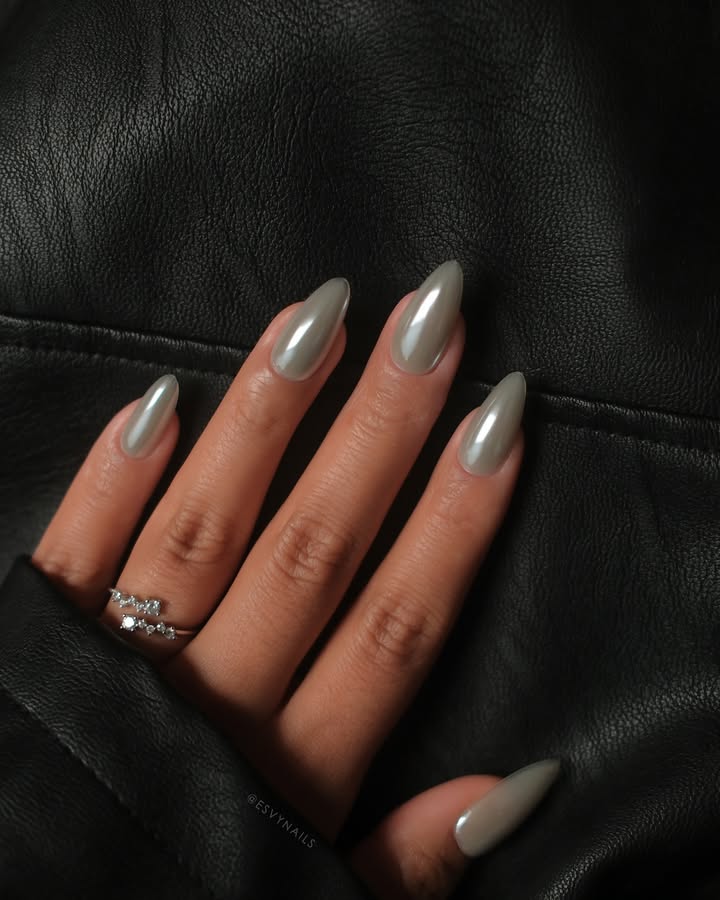 Shiny-chrome-almond-shaped-nails-in-a-bold-silver-liquid-steel-finish-paired-with-ring-and-black-outfit.jpg