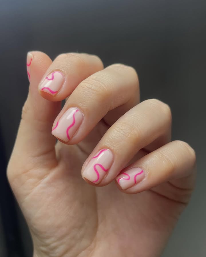 Abstract-squiggle-short-summer-nails.jpg