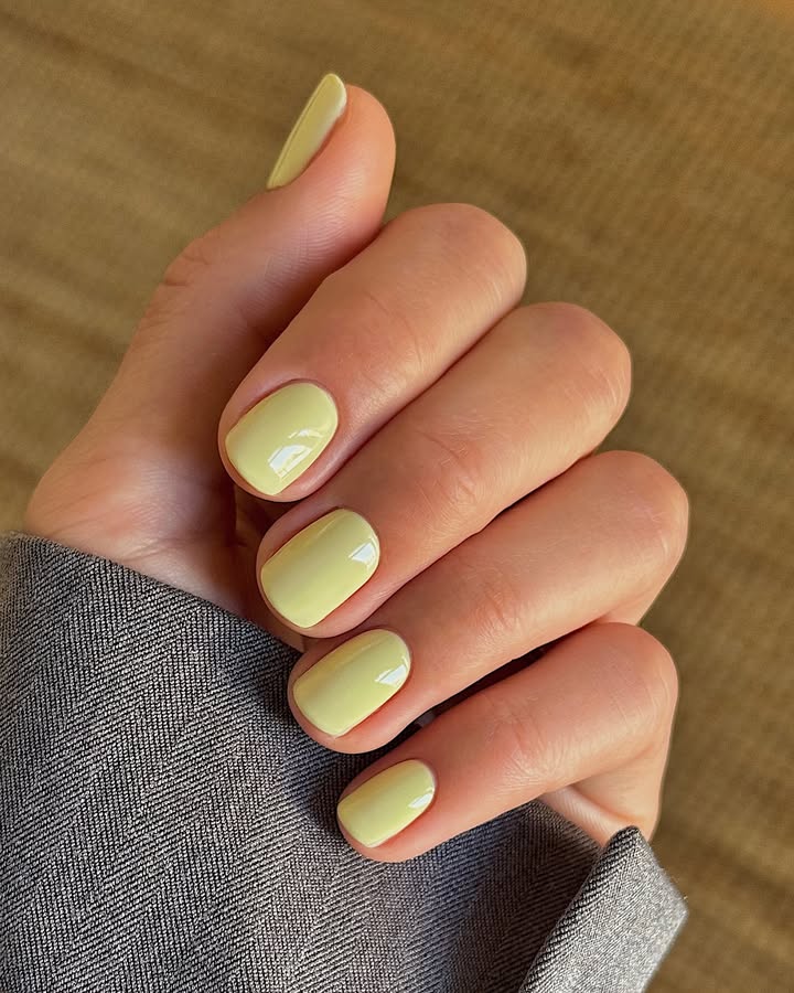 Lemon-yellow-short-summer-nails.jpg