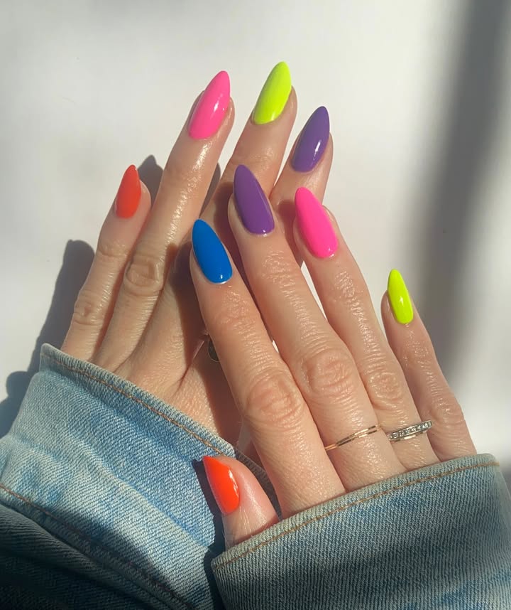 Neon-Sunset-Beach-Inspired-Nails.jpg