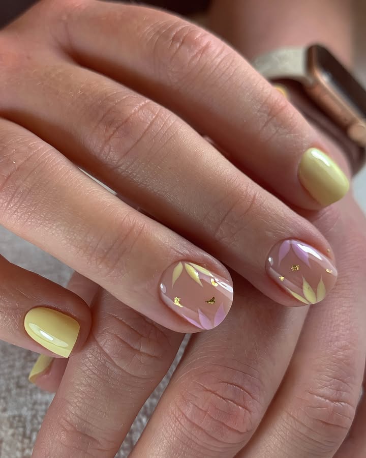 Pastel-leaves-short-summer-nails.jpg