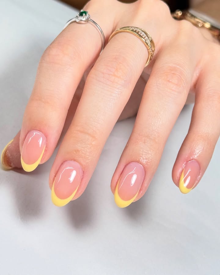 Pastel-yellow-French-tip-nails-with-glossy-curves.__.jpg