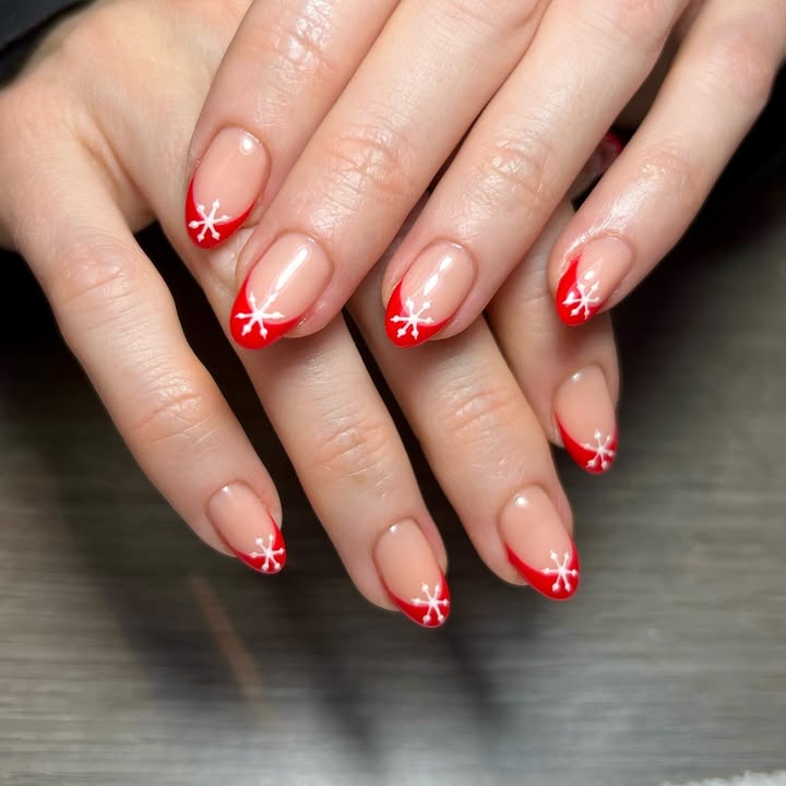 Peppermint-French-tip-nails-with-red-tips-and-snowflake-details.__.jpg