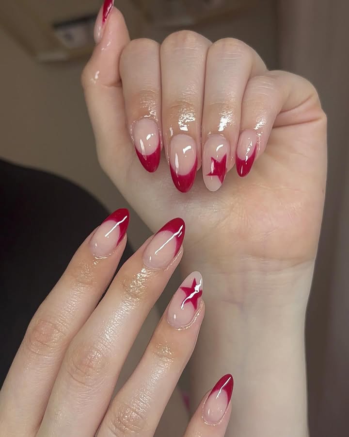 Red-star-French-tip-nails-with-glossy-tips-and-stars.__.jpg