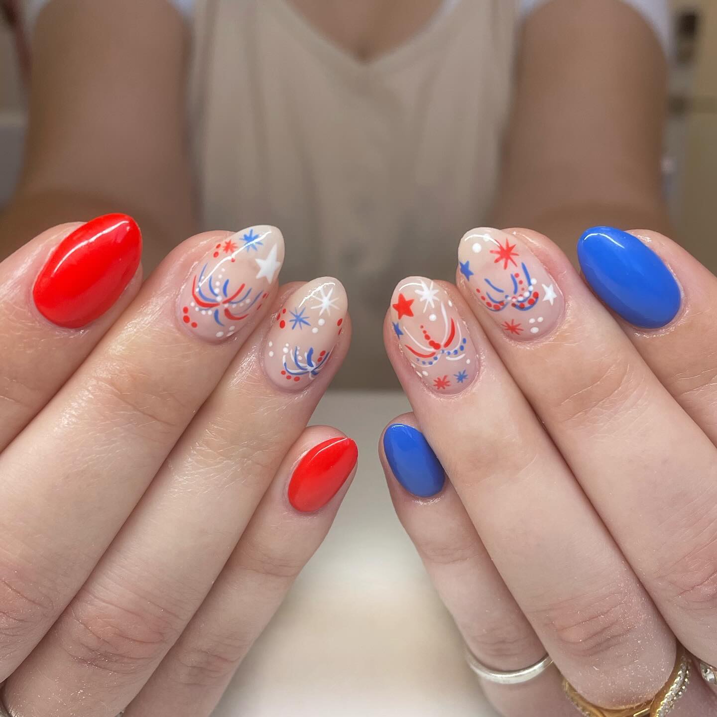 Bold-July-summer-nails-art