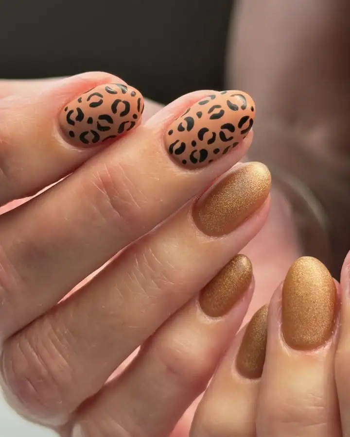 Caramel-leopard-autumn-nail-design_.webp