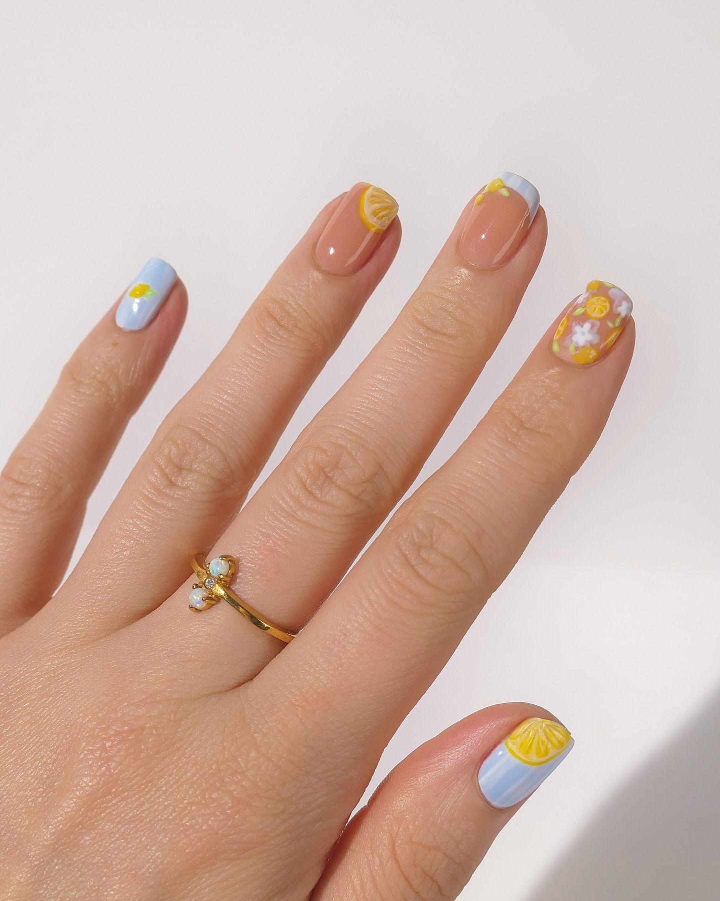 Citrus-bright-cute-summer-nails.jpg