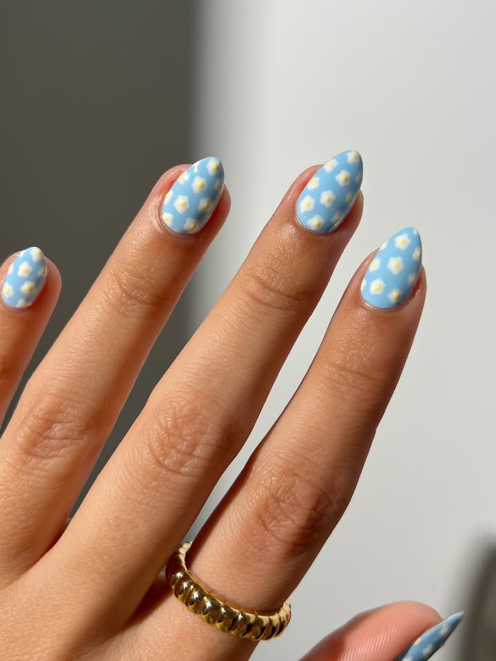 Daisy-blue-cute-nails_.jpg