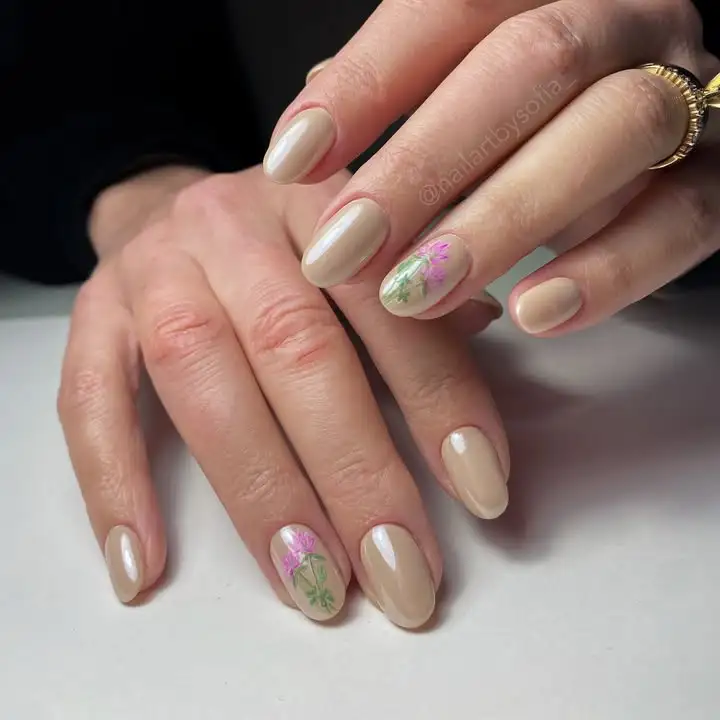 Glossy-floral-pink-cute-fall-nails_.webp
