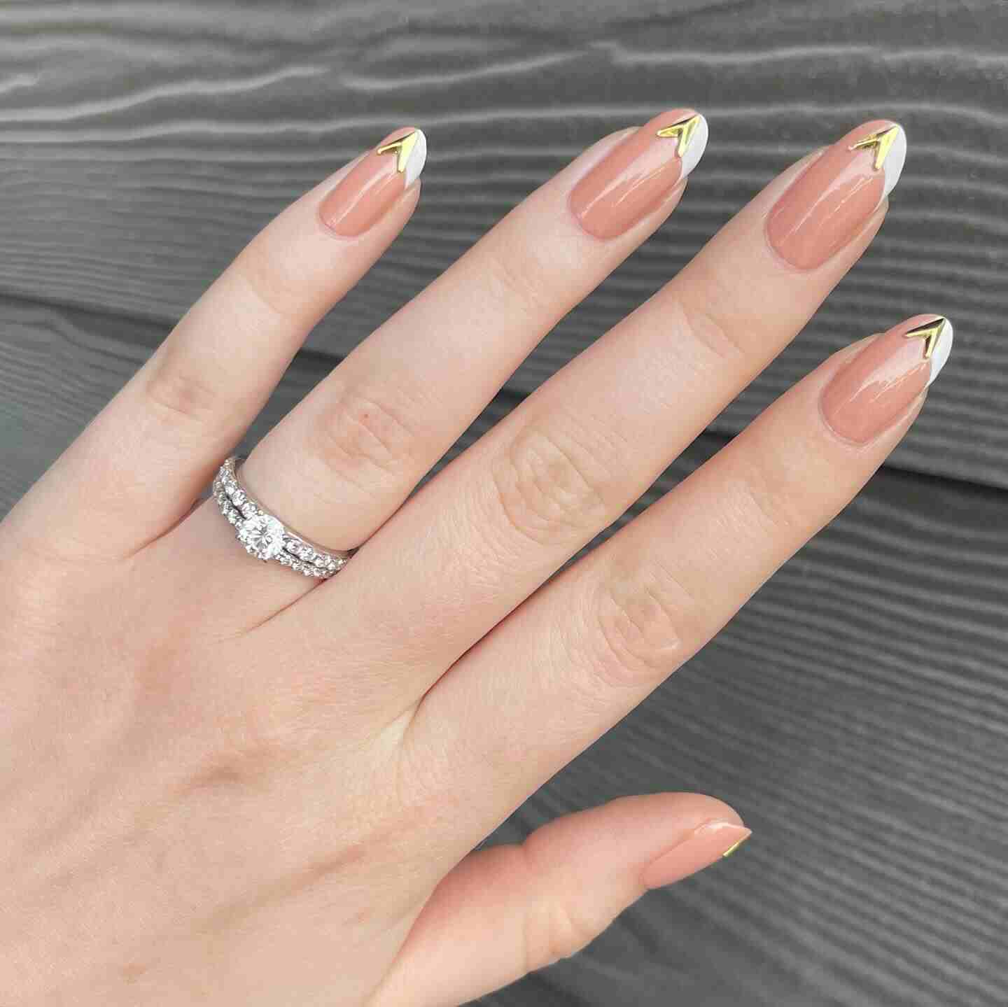 Gold-chrome-V-tips-cozy-fall-nails_.jpg