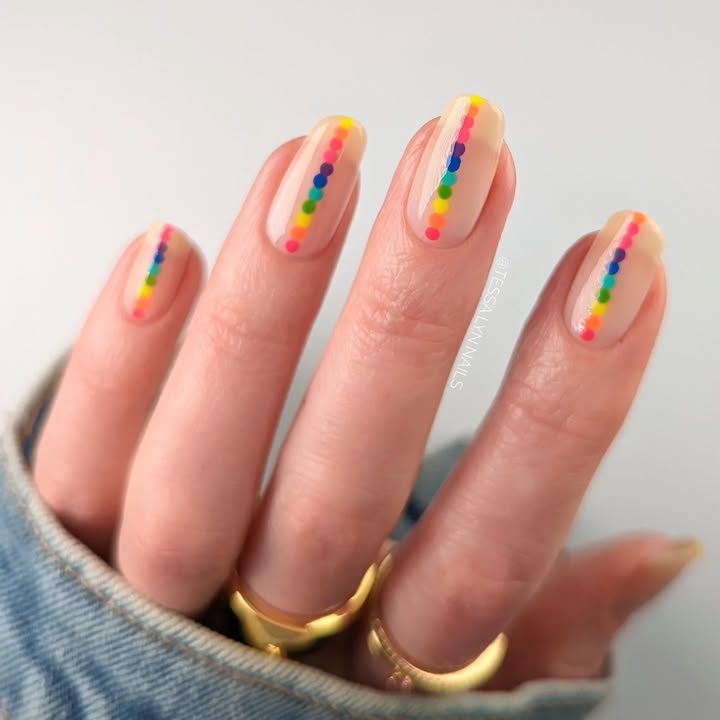 Minimal-rainbow-summer-manicure