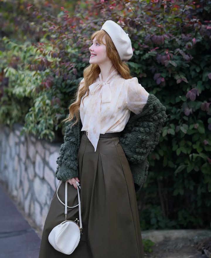 Parisian-inspired-coquette-fall-outfit.jpg