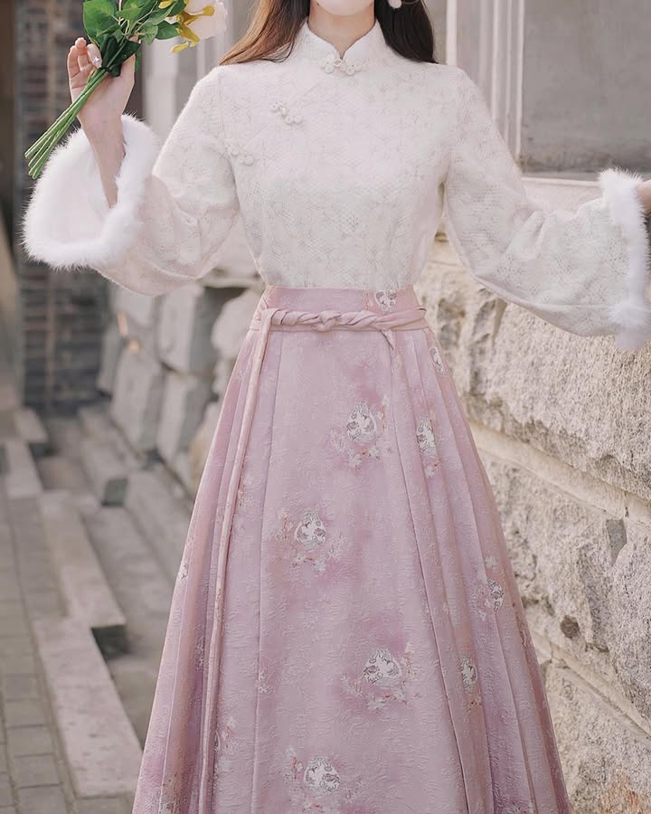 Romantic-fall-fashion-in-soft-florals.jpg