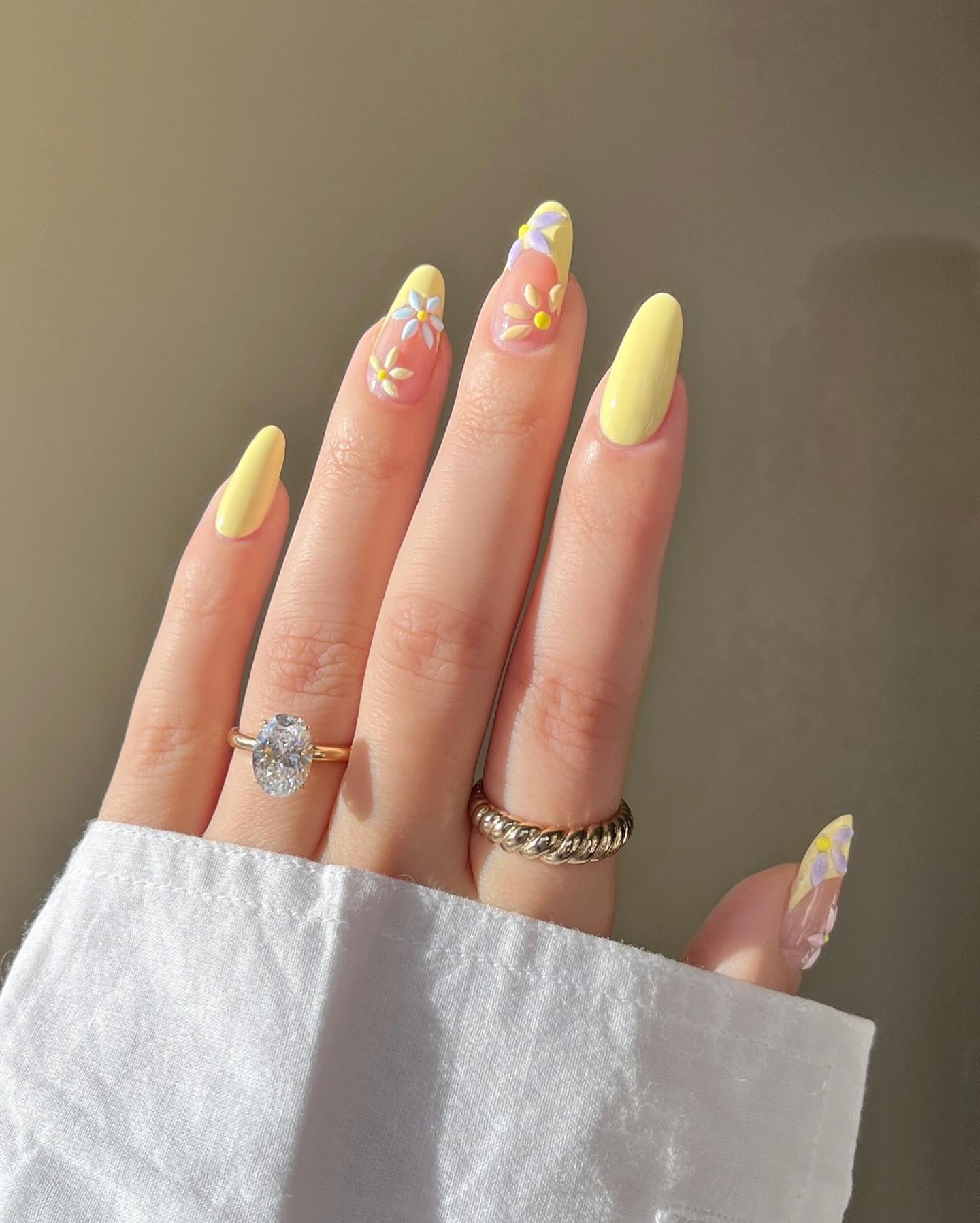 Yellow-floral-cute-nails-desing