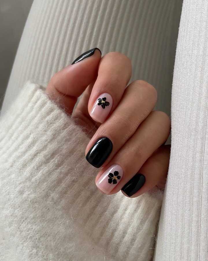 Black-gold-short-winter-nail-mood_.g.jpg