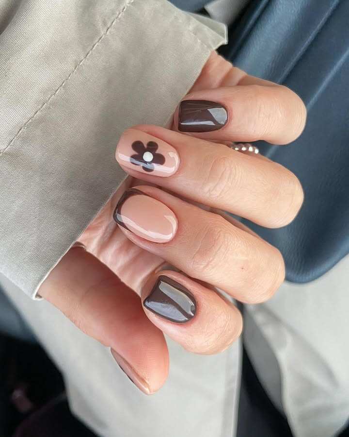 Black-gold-short-winter-nail-mood_.jpg