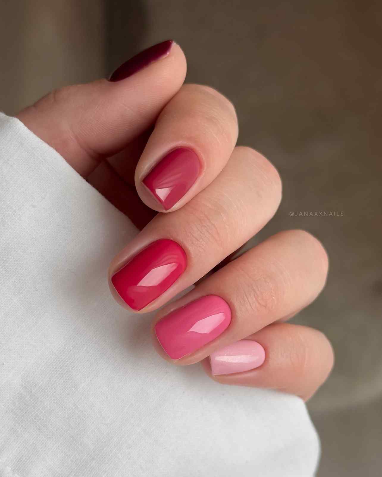 Blush-gradient-short-winter-nail-inspo_.jpg