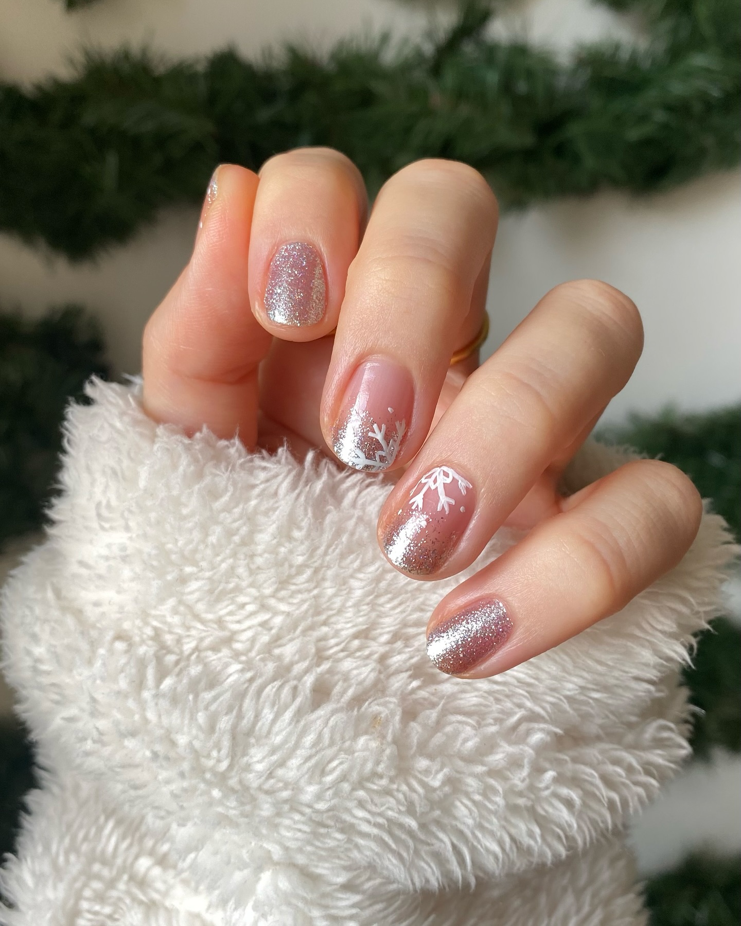 Festive-sparkle-short-winter-nails_.jpg
