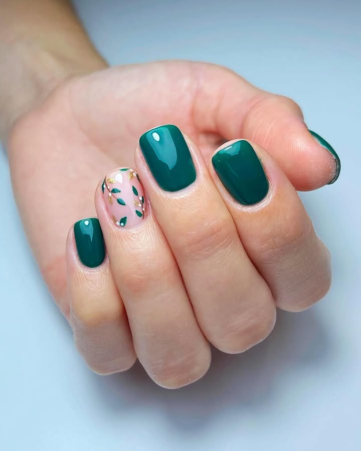 Forest-glitter-short-winter-nails.jpg