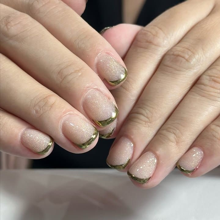 Green-glam-short-winter-nail-ideas_.jpg