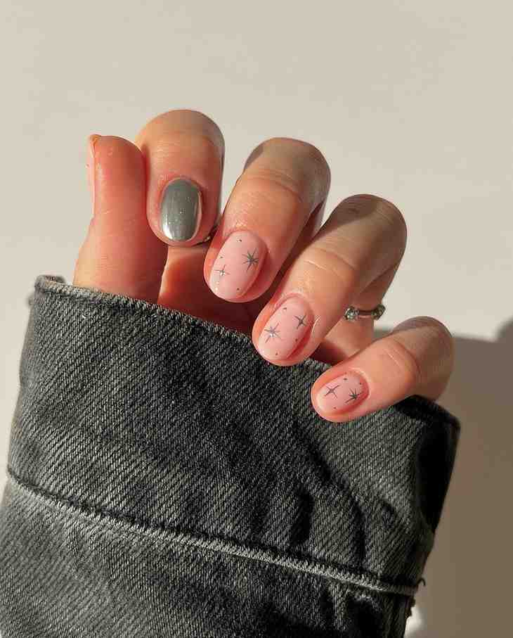 Starry-blush-short-winter-nail-look_.jpg