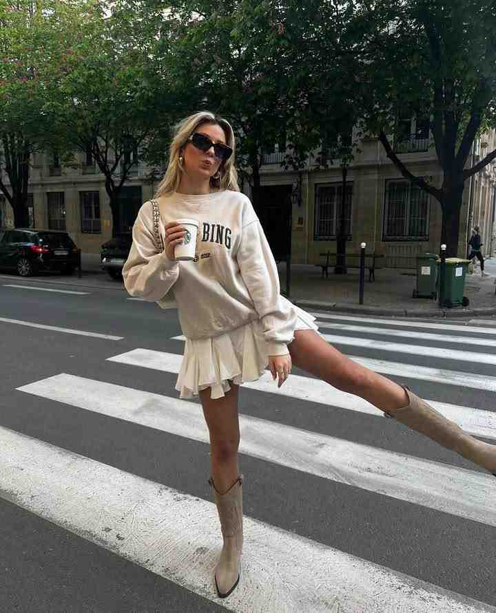 Sweatshirt-and-mini-skirt-street-style-fall-skirt-outfits.jpg