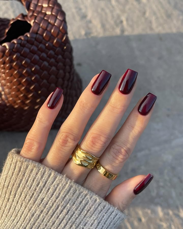 Velvet-burgundy-nail-design-for-winter.jpg