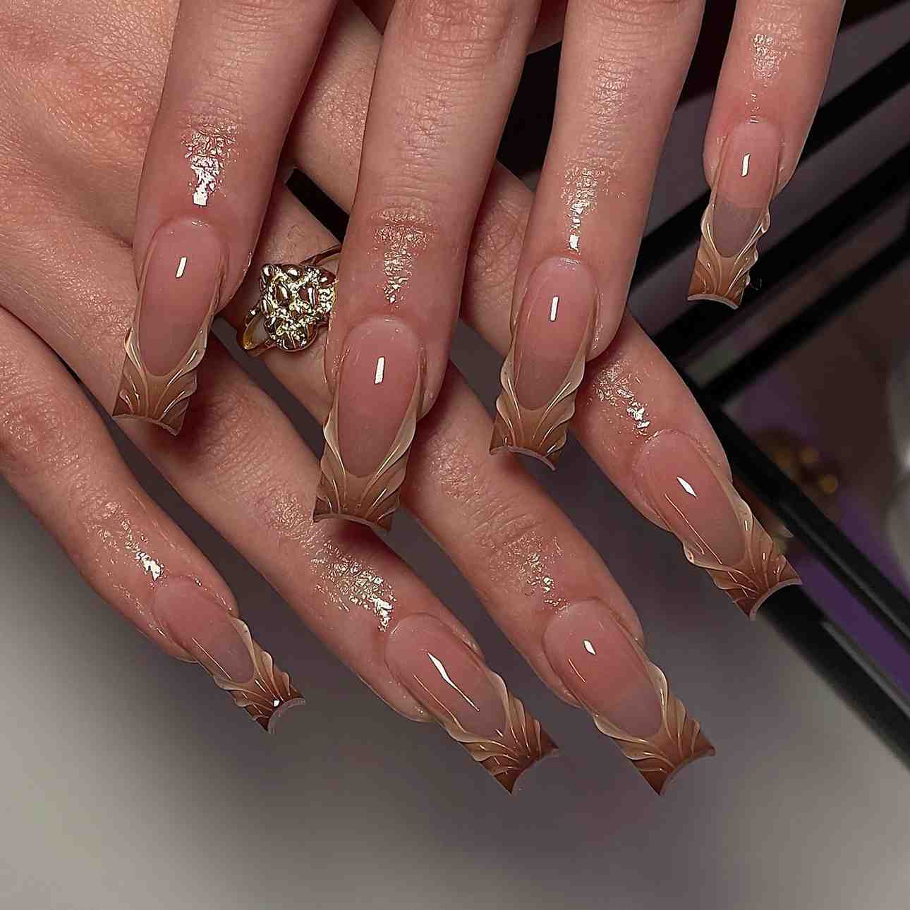 cozy-brown-swirl-nails-design-ideas-for-winter2025_