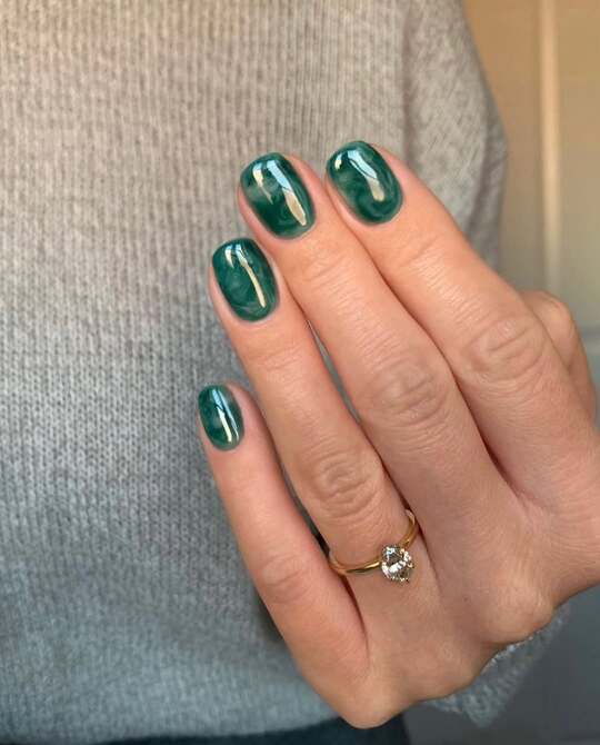 Dark-green-marble-nails.jpg