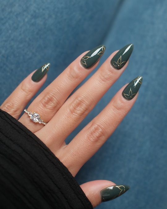 Gilded-Dark-Green-Nail-Art-designs.jpg