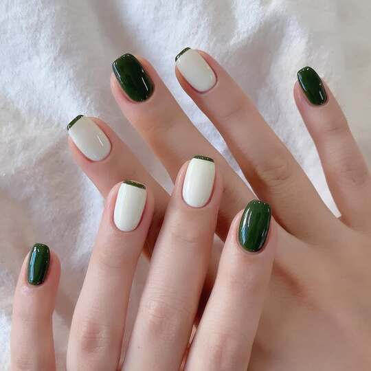 Minimal-green-accent-nails.jpg